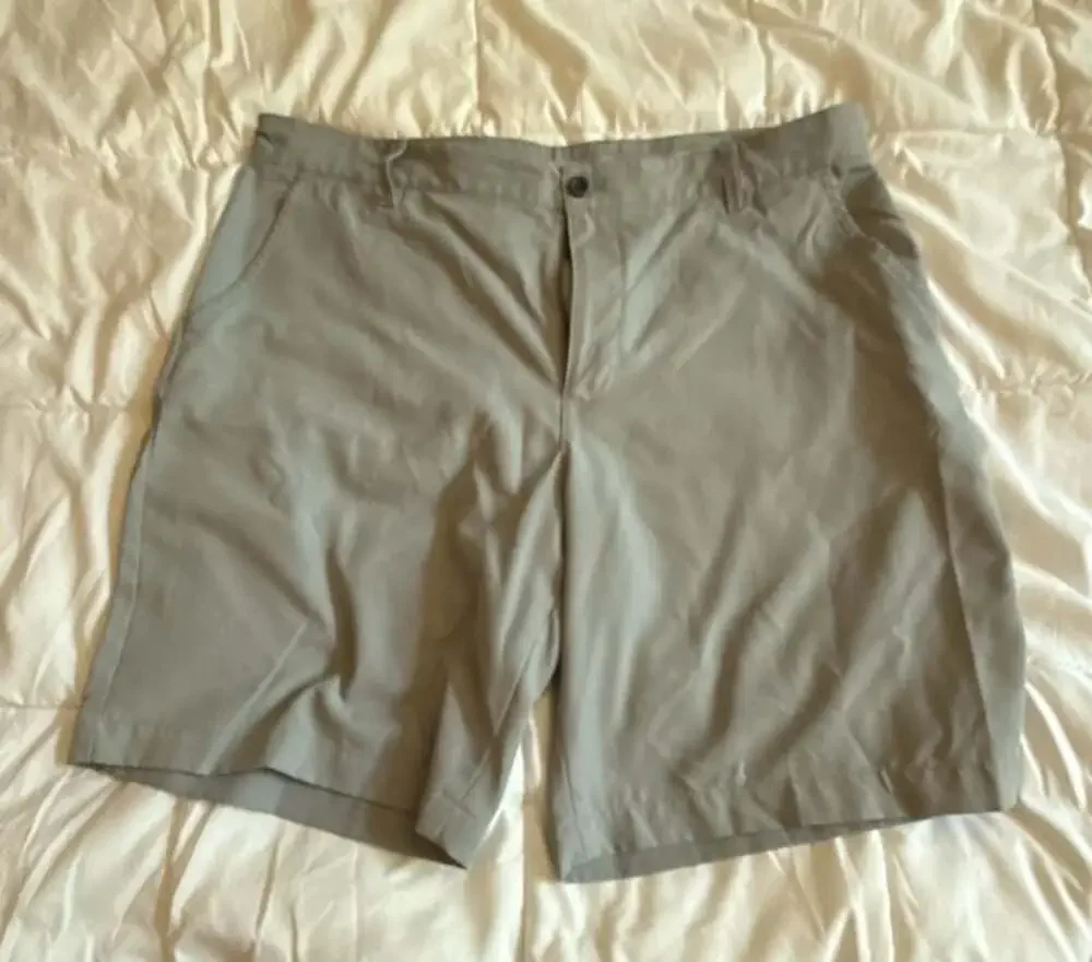 IZOD Golf Men's Performance Gray Shorts Size 40